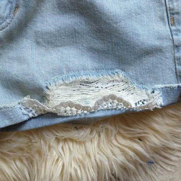 NWT FRAYED Light Wash American Eagle High Wasted Jean Shorts 4 Embroidered - Picture 3 of 6